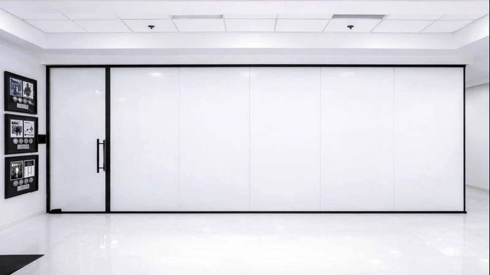 Business meeting room with private smart glass in Atlanta